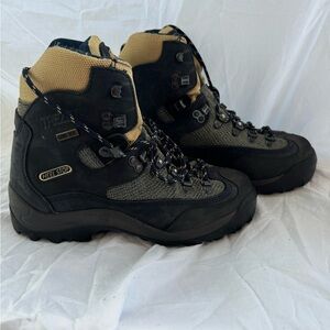 Trezeta Gotre-Tex hiking boots with Vibram soles